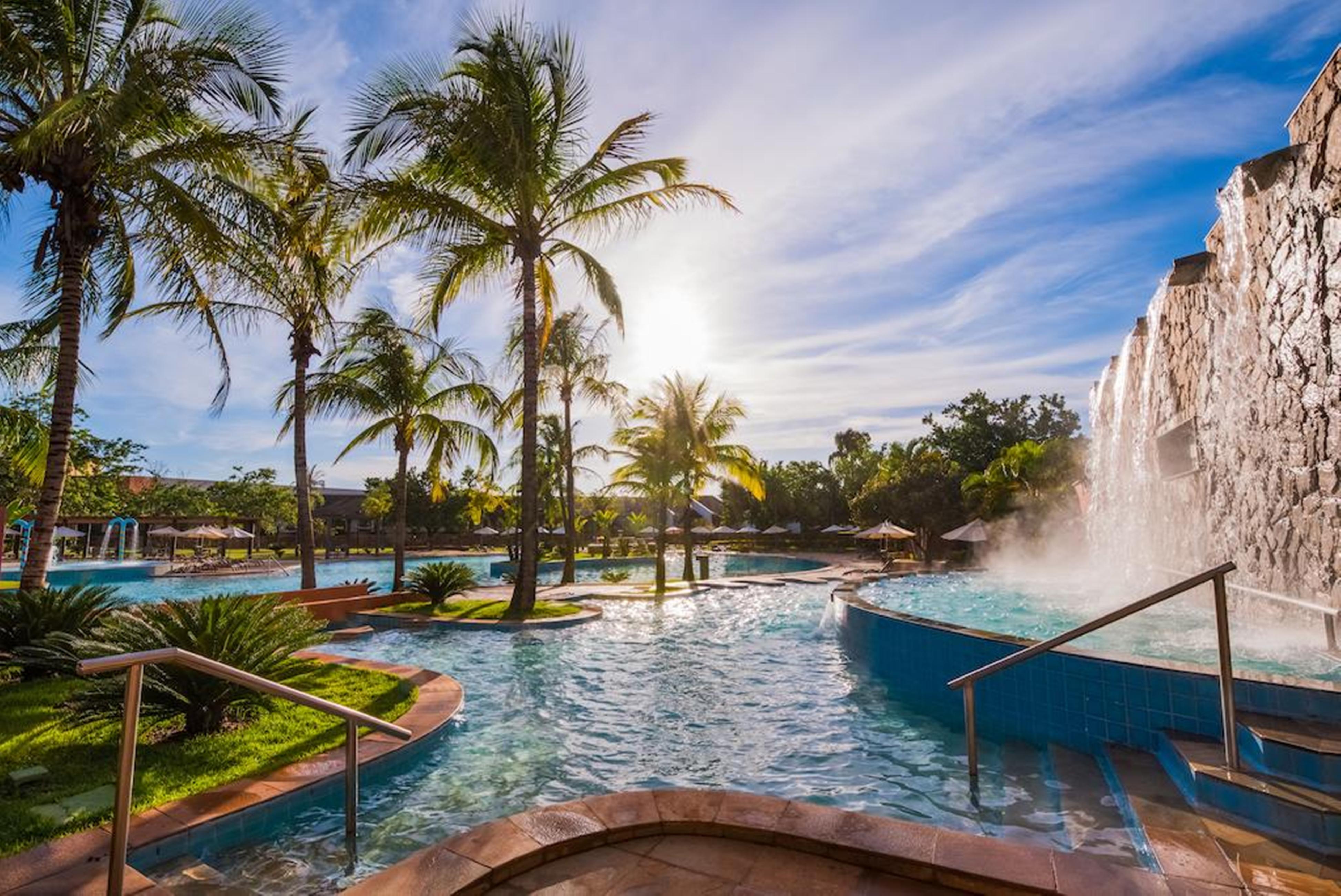 Blue Tree Thermas De Lins Resort Exteriör bild The pool at the resort