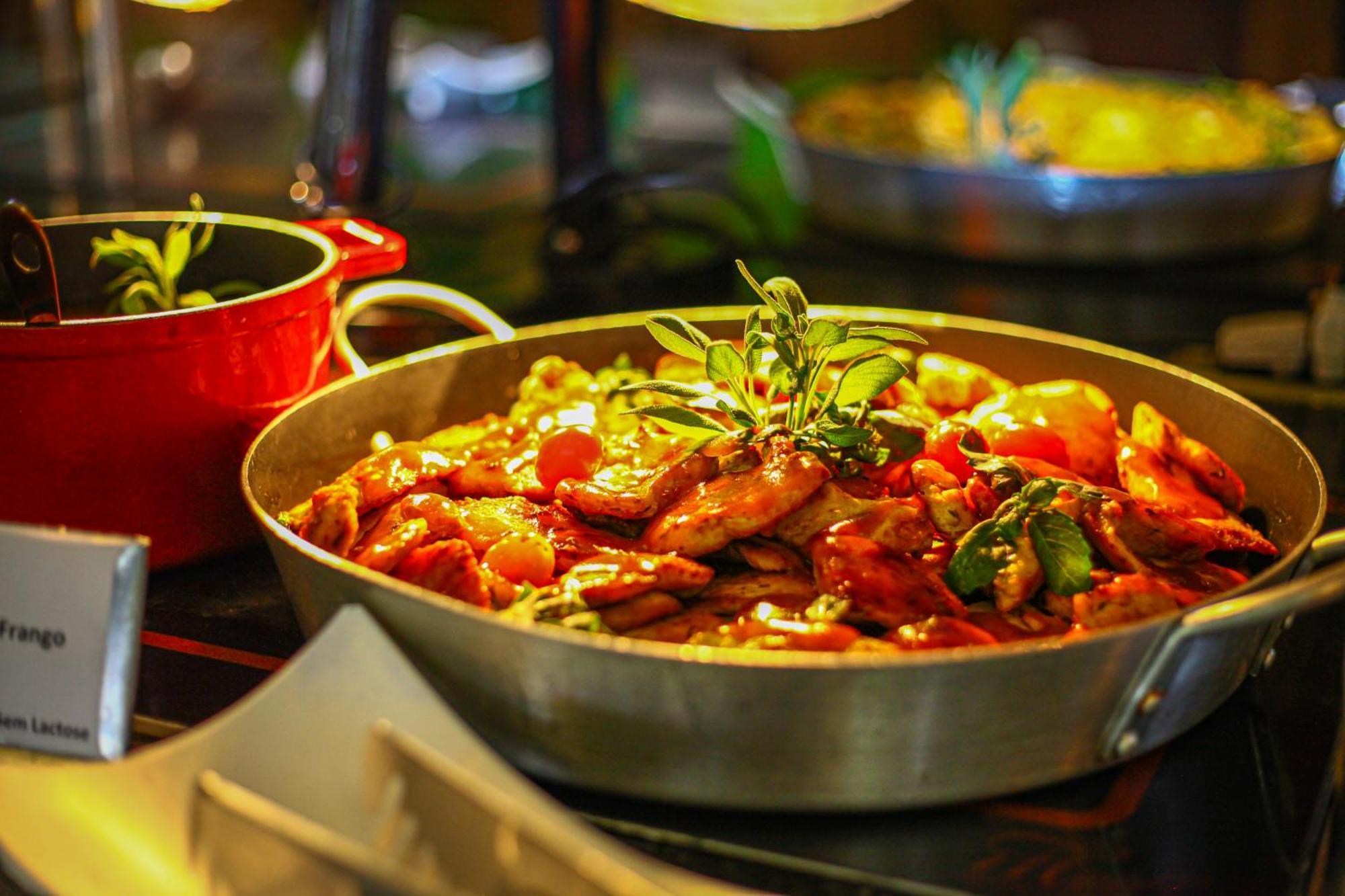 Blue Tree Thermas De Lins Resort Exteriör bild A pan of chicken tikka masala
