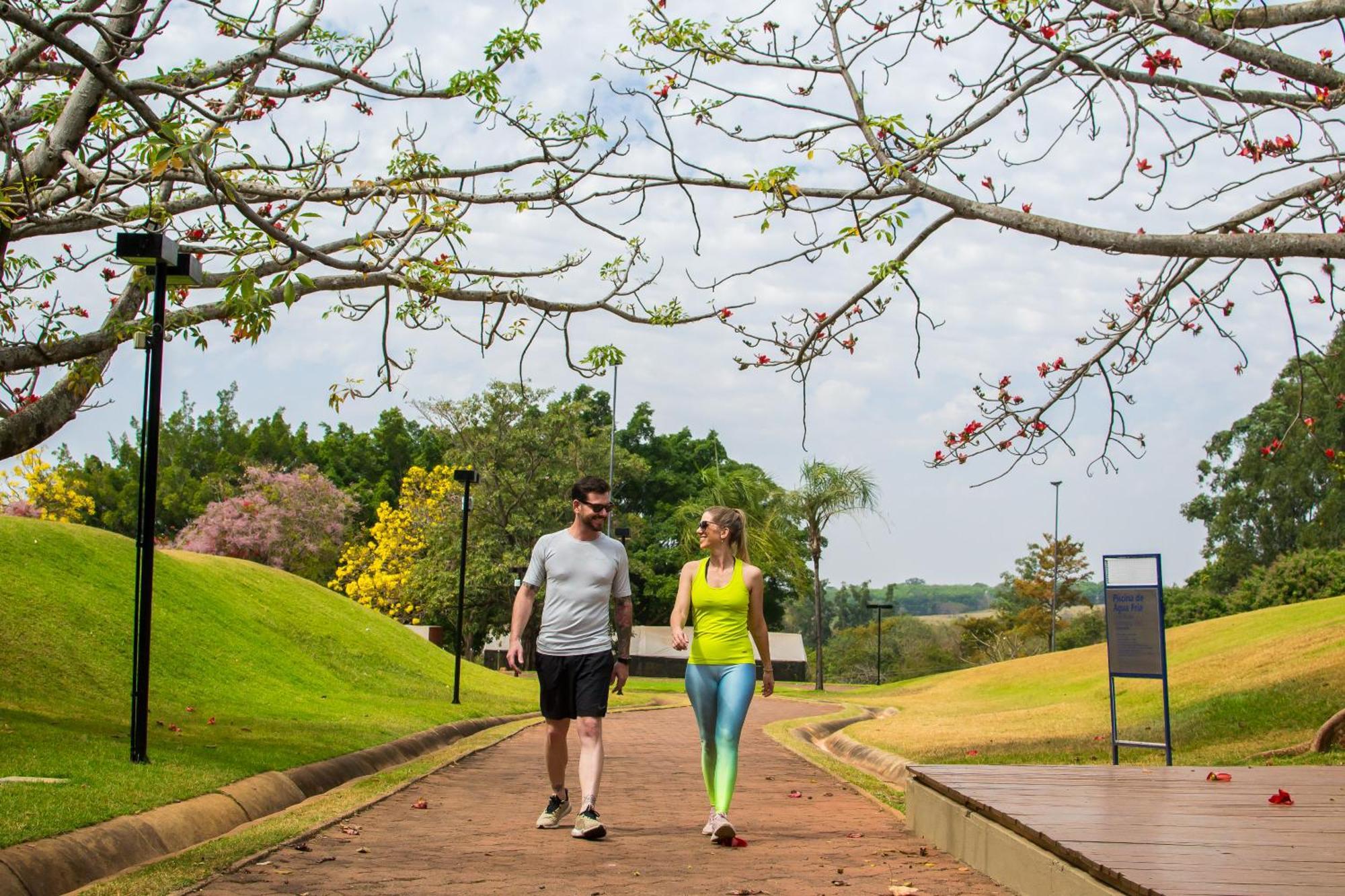 Blue Tree Thermas De Lins Resort Exteriör bild People walking in the park