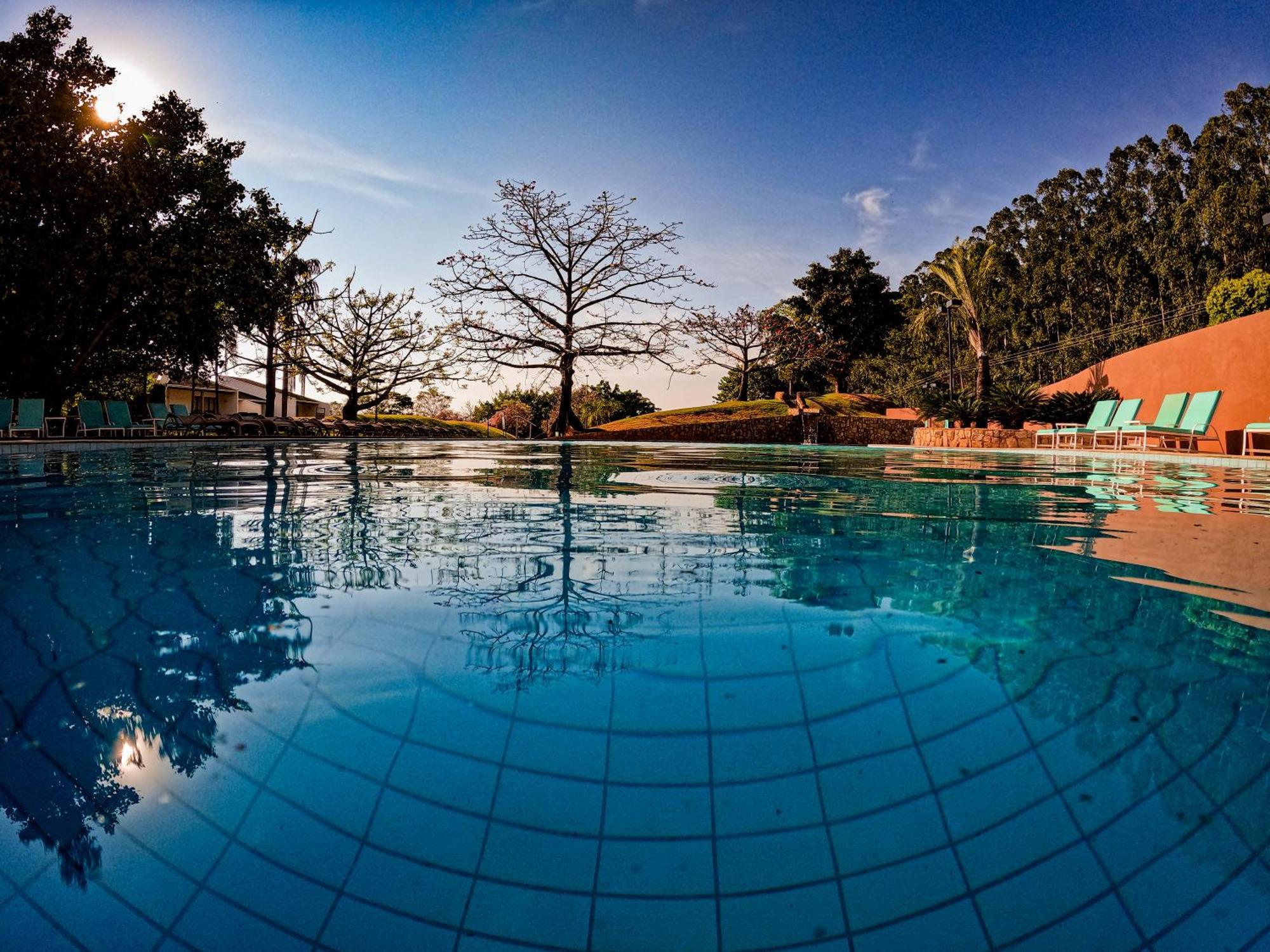 Blue Tree Thermas De Lins Resort Exteriör bild The swimming pool at the resort