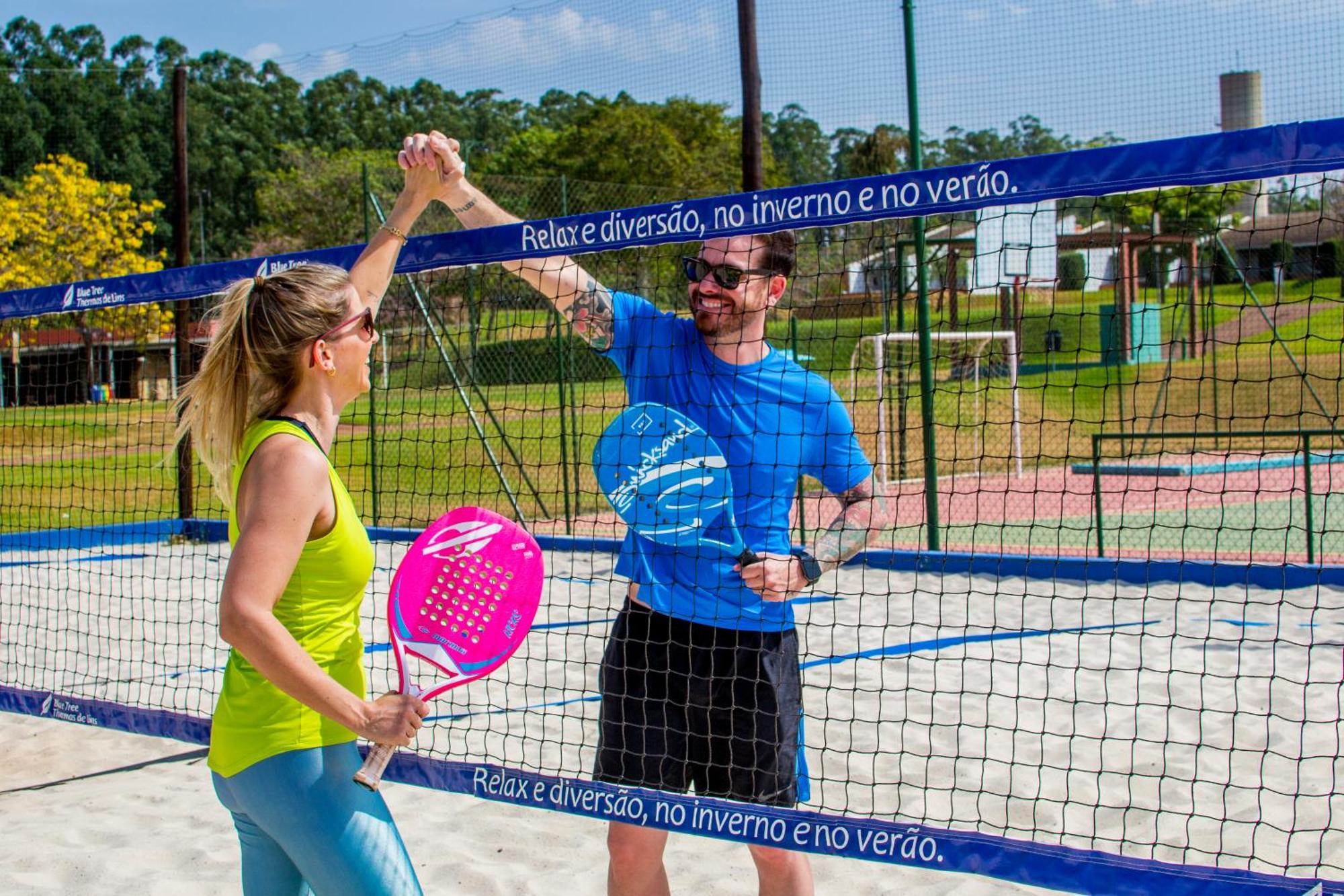 Blue Tree Thermas De Lins Resort Exteriör bild A paddle tennis player