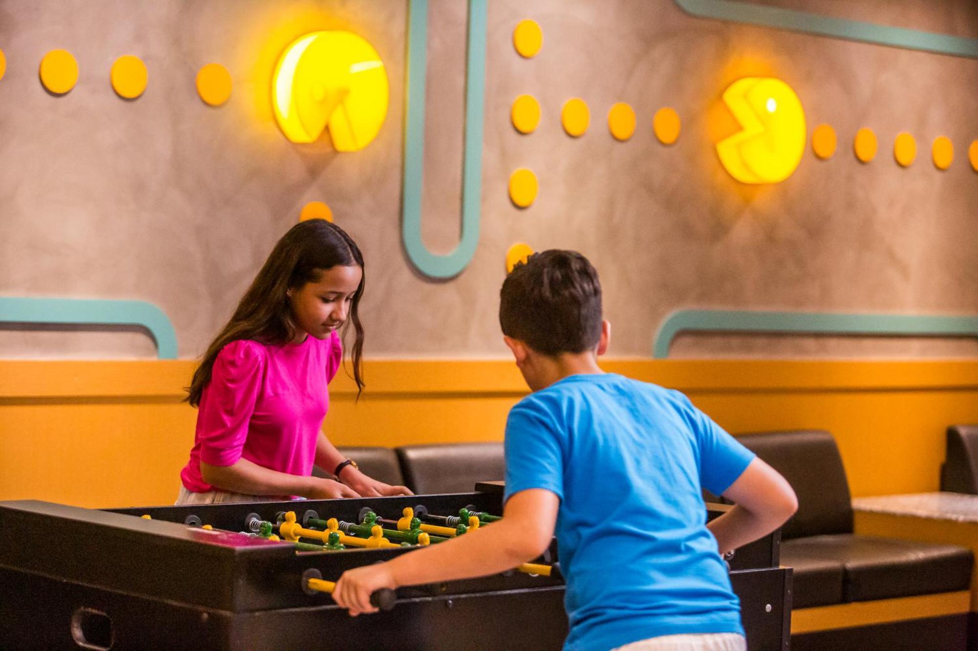 Blue Tree Thermas De Lins Resort Exteriör bild Two children playing table football