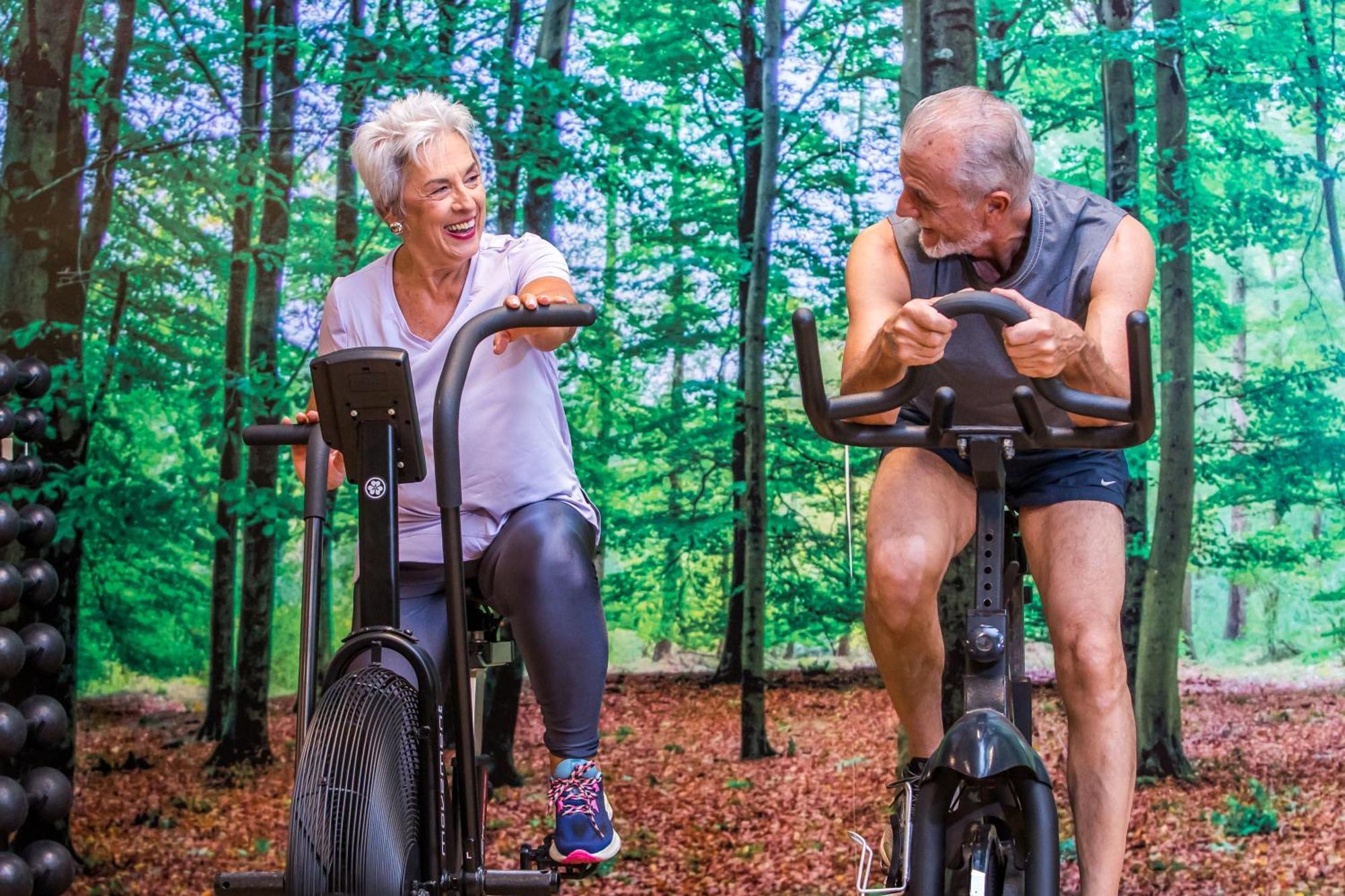 Blue Tree Thermas De Lins Resort Exteriör bild Older people exercising