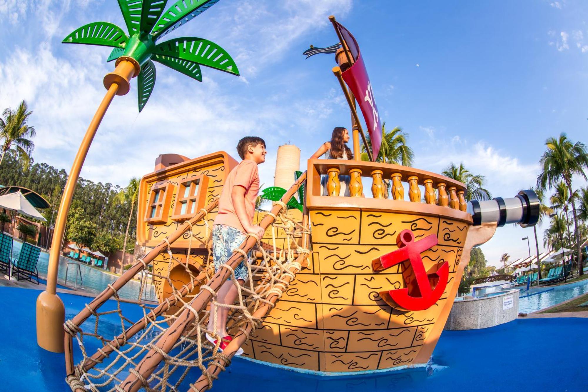 Blue Tree Thermas De Lins Resort Exteriör bild The pirate ship at the Splash Zone
