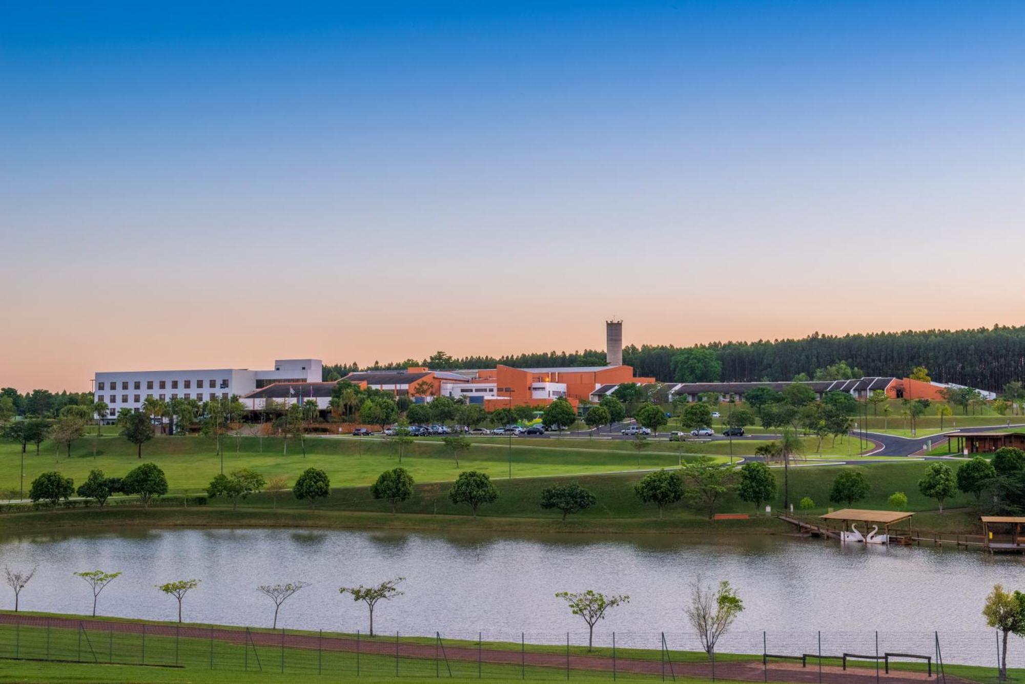 Blue Tree Thermas De Lins Resort Exteriör bild View of the campus